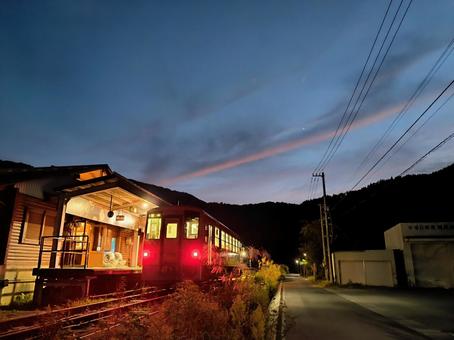 JR越美北線、夕方の最終電車 JR越美北線、夕方の最終電車 jr,jr西日本,越美北線の写真素材