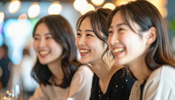 女子会で集まって笑顔の若い女性の写真