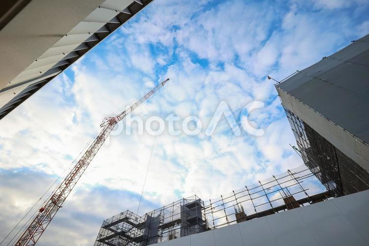 低姿勢から青空を見上げる　 駅前,建設ビル,工事現場の写真素材