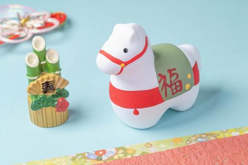 干支の白い馬置物とミニ門松の正月イメージ 正月,迎春,新年の写真素材