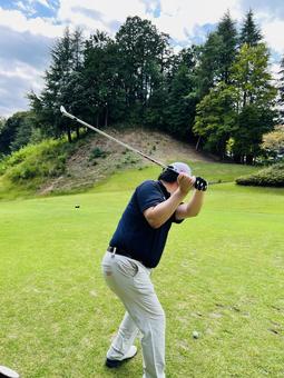 ゴルフのスイングをしている男性 ゴルフのスイングをしている男性 武蔵の杜カントリークラブ,ゴルフ,男性の写真素材