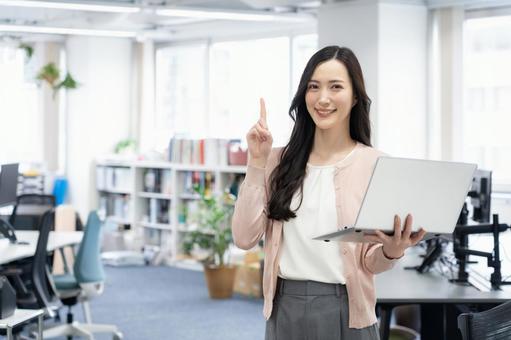 オフィスカジュアルの若い女性エンジニア ビジネス,オフィス,エンジニアの写真素材