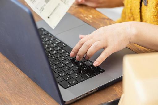 伝票を打ち込む手元 配送,配達,段ボールの写真素材