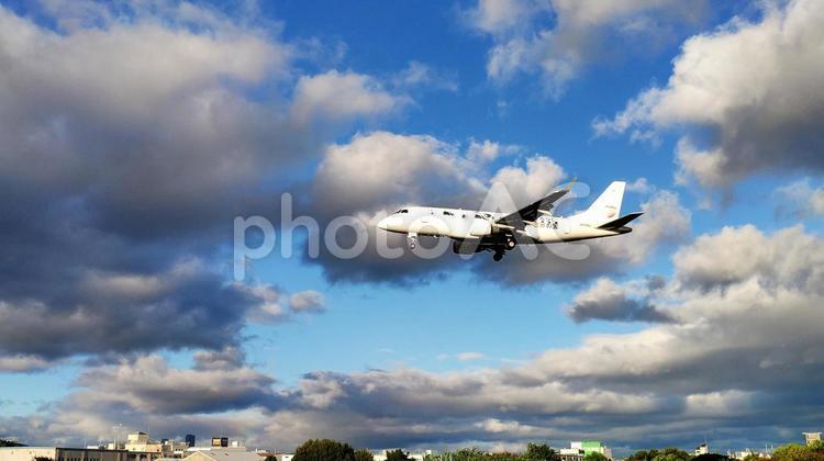 飛行機の着陸風景 飛行機,着陸,空の写真素材