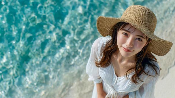 海辺で見上げる女性の写真