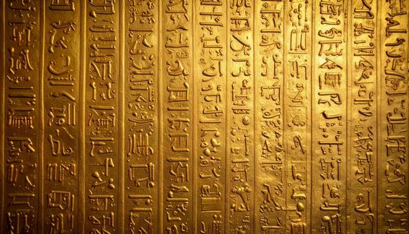 金色の壁に刻まれた文字 金色の壁に刻まれた文字の写真