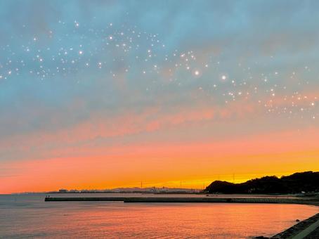 光舞う夕暮れの幻想的な海景色 夕暮れ,夜景,キラキラの写真素材