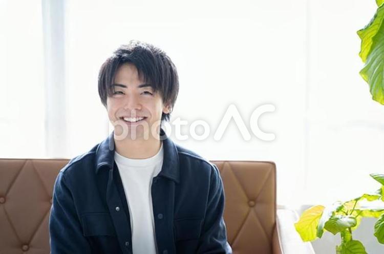 リビングのソファーに座りリラックス男性 男性,ソファ,リビングの写真素材