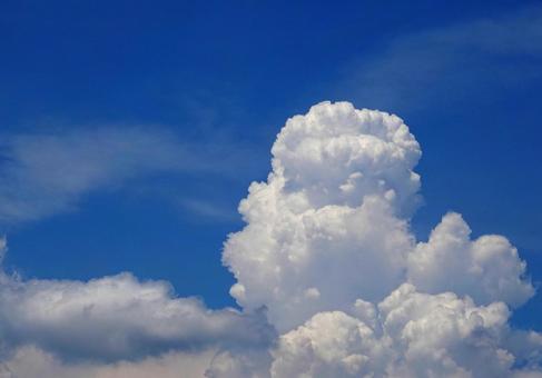 むくむくと湧き上がる白い入道雲3 むくむくと湧き上がる白い入道雲3の写真