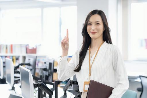 オフィスカジュアルの若い女性エンジニア オフィスカジュアルの若い女性エンジニアの写真