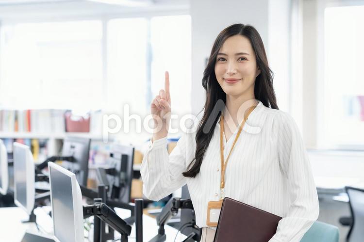 オフィスカジュアルの若い女性エンジニア ビジネス,エンジニア,女性の写真素材