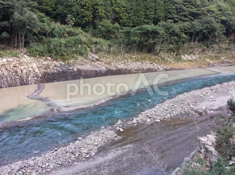 清流と濁流が並ぶ川 川,清流,濁流の写真素材