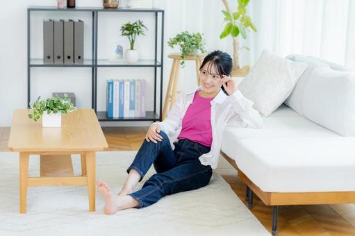 リビングでくつろぐ若い女性の写真