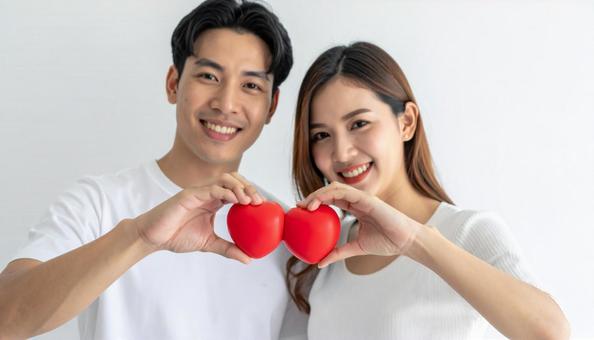 ハートを持つ男女 ハートを持つ男女の写真