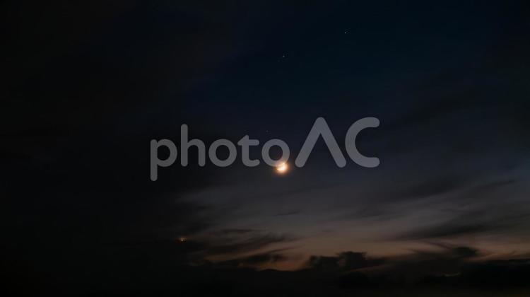黄昏に浮かぶ三日月と闇の調べ 夕暮れ,三日月,闇の写真素材