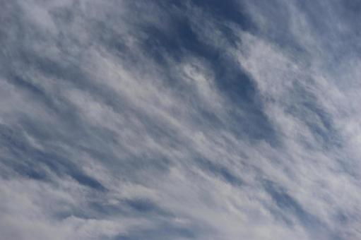 青空と躍動感のある白い雲のある空 青空,躍動感,白いの写真素材