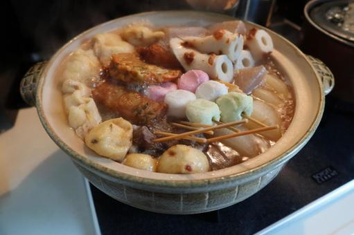 コンロでおでんをにているところ（アップ）の写真