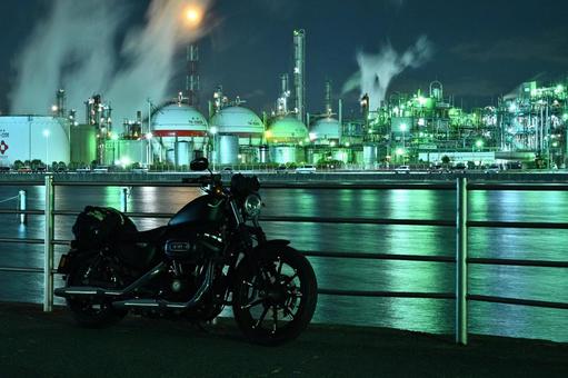 四日市の工場夜景に照らされるバイク 四日市の工場夜景に照らされるバイク アメリカンバイク,四日市コンビナート,工場夜景の写真素材