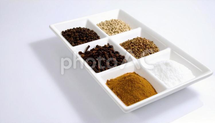 たくさんのスパイス スパイス,調味料,インド料理の写真素材