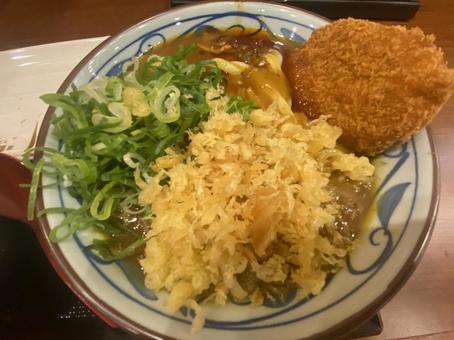 カレーうどん コロッケ 揚げ玉 焼ネギ カレーうどん コロッケ 揚げ玉 焼ネギ カレーうどん,カレー味,揚げ玉の写真素材