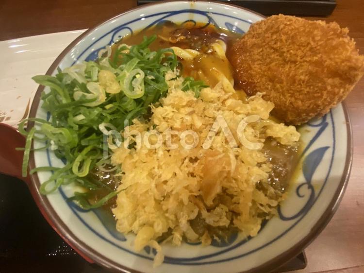 カレーうどん　コロッケ　揚げ玉　焼ネギ カレーうどん,カレー味,揚げ玉の写真素材
