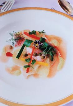 結婚式の料理ー新鮮な海鮮とハーブと花びら 結婚式の料理ー新鮮な海鮮とハーブと花びらの写真