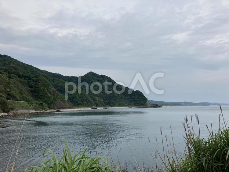 新潟の入り江に囲まれた穏やかな海と緑の山 入り江,海,山の写真素材