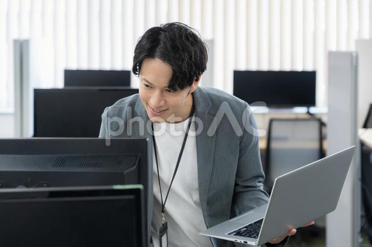 オフィスカジュアルの若い男性エンジニア ビジネス,オフィス,エンジニアの写真素材