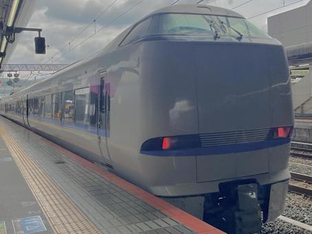 京都駅を出発する683系電車 京都駅を出発する683系電車の写真