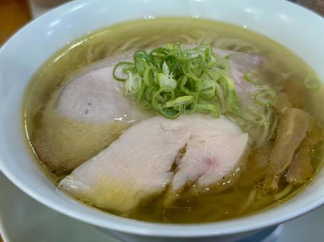 澄んだスープの鶏塩ラーメン 塩ラーメン,麺類,ラーメンの写真素材