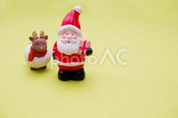 サンタクロースとトナカイのクリスマス素材 サンタクロース,クリスマス,イメージの写真素材