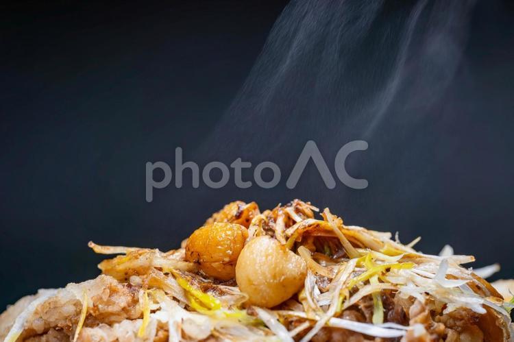 湯気が立っているにんにくのせ白髪牛丼 牛丼,にんにく,ネギの写真素材