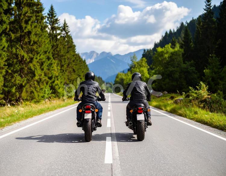 森と山に囲まれた直線道路を行くバイク バイク,モーターサイクル,ツーリングの写真素材