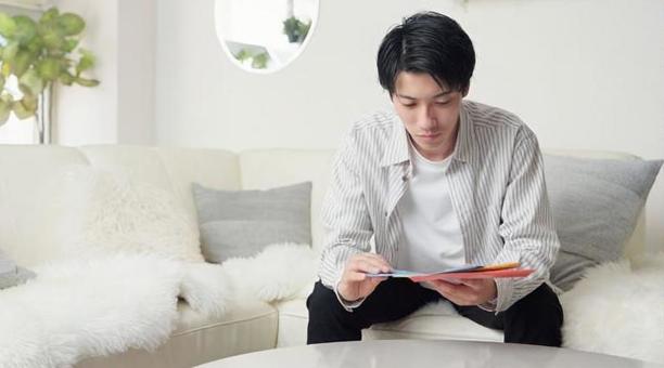 督促状を確認するアジア人男性 督促状,催促,封筒の写真素材