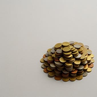 積み上がるコイン(資産の蓄積) 積み上がるコイン(資産の蓄積)の写真