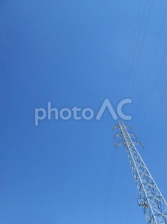 雲ひとつない夏の青空と鉄塔と 夏,夏空,青空の写真素材
