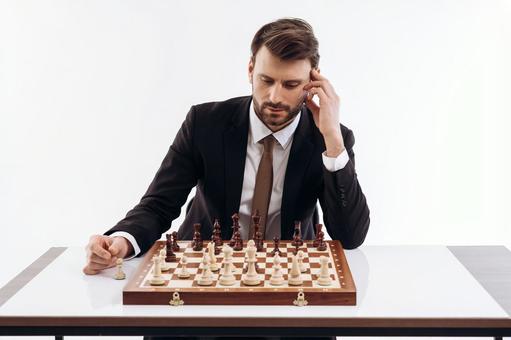 考えながらチェスをしている男性(白背景) 考えながらチェスをしている男性(白背景) チェス,男性,30代の写真素材