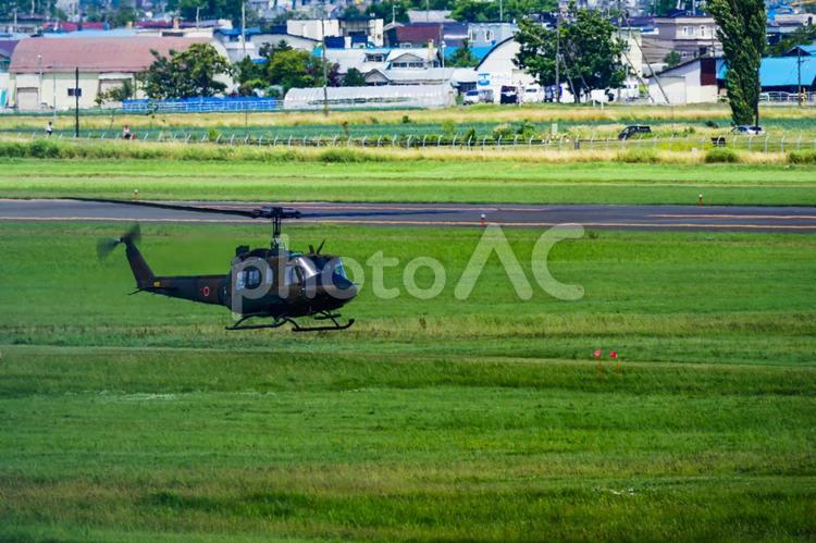 ヘリコプターと街並み ヘリコプター,機体,飛行場の写真素材