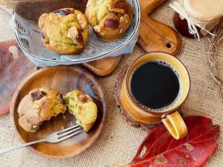 ドライフルーツのマフィンとコーヒー ドライフルーツ,マフィン,コーヒーの写真素材