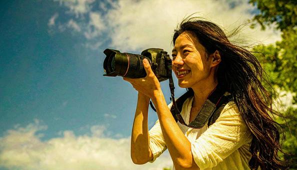 レンズを向ける日本人女性カメラマン レンズを向ける日本人女性カメラマンの写真