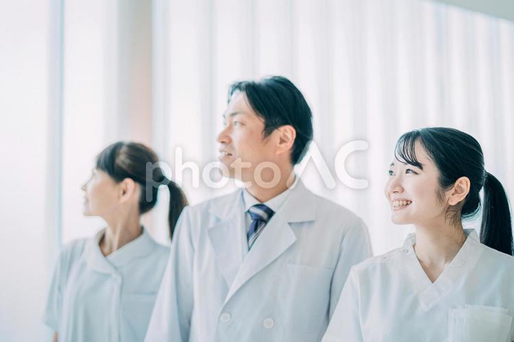 中高年の医療スタッフ（医師・看護師・3人）   医療,医者,看護師の写真素材