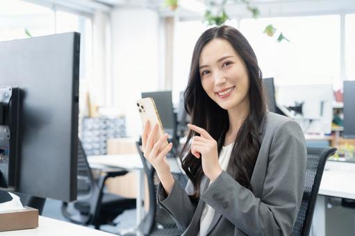 オフィスで仕事をする若いビジネスウーマン オフィスで仕事をする若いビジネスウーマン ビジネス,女性,オフィスの写真素材