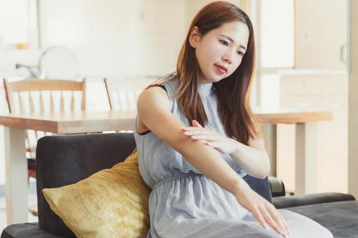 肌の手入れをする女性 美容 肌の手入れをする女性 美容 美容,肌,湿気の写真素材