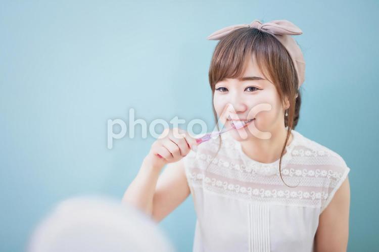 虫歯予防のために歯磨きをする若い女性 歯磨き,歯ブラシ,歯みがきの写真素材