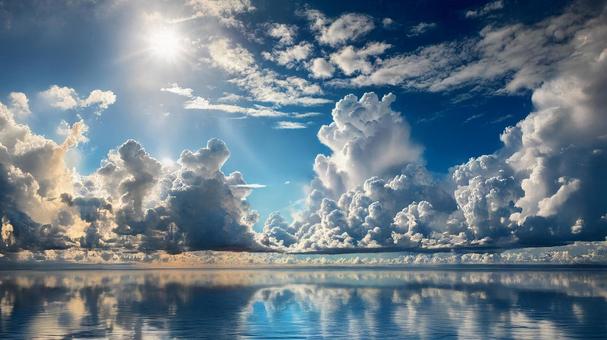 海に反射する青空と雲 海に反射する青空と雲の写真
