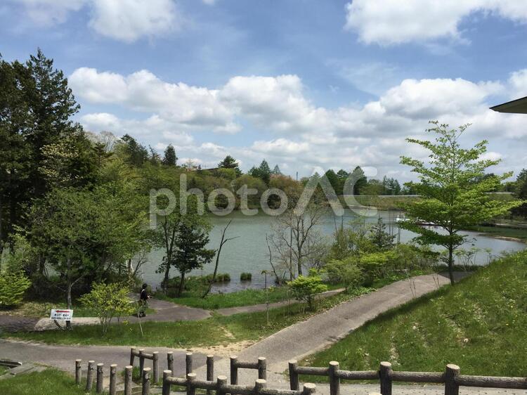茶薄山からの風景 茶臼山,湖面,雲の写真素材