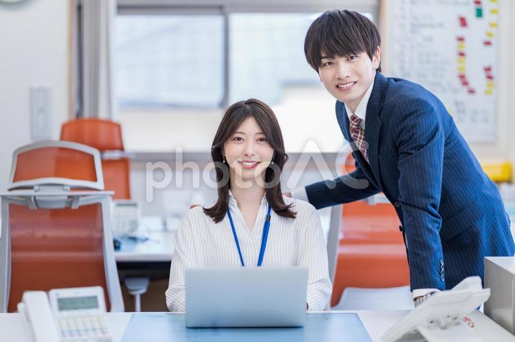 オフィスで仕事をする社員。 人物,ビジネス,会社員の写真素材