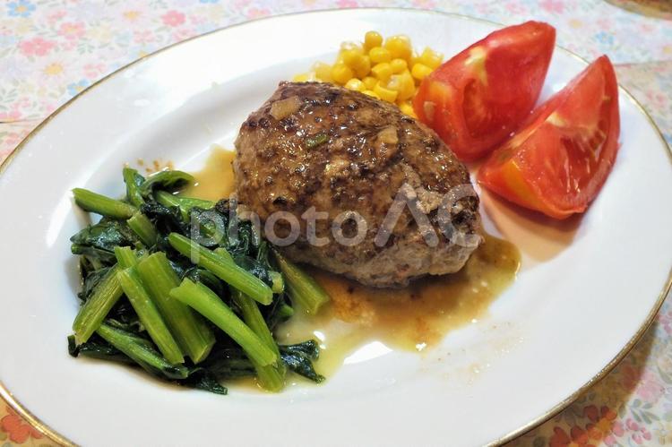 ハンバーグ　付け合わせは小松菜　コーン ハンバーグ,ひき肉料理,合いびき肉の写真素材