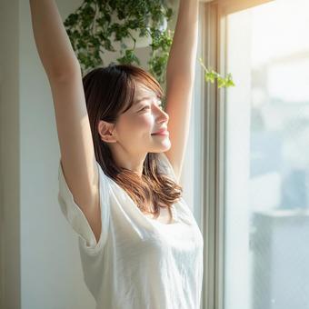 光の中でリラックスする女性の写真