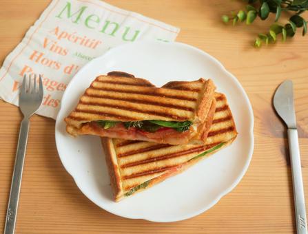 パニーニ バジルサンド パニーニ バジルサンド ホットサンド,朝食,パンの写真素材